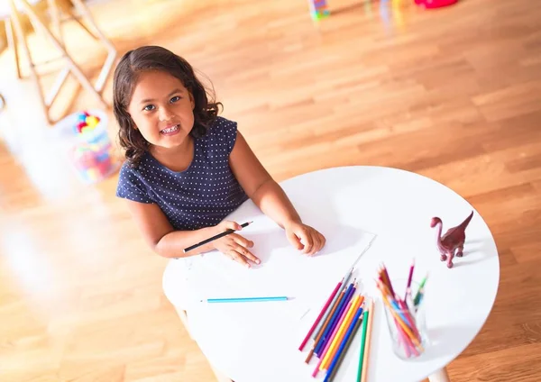 Menina Bonita Criança Desenho Bonito Desenhar Usando Lápis Coloridos Jardim — Fotografia de Stock