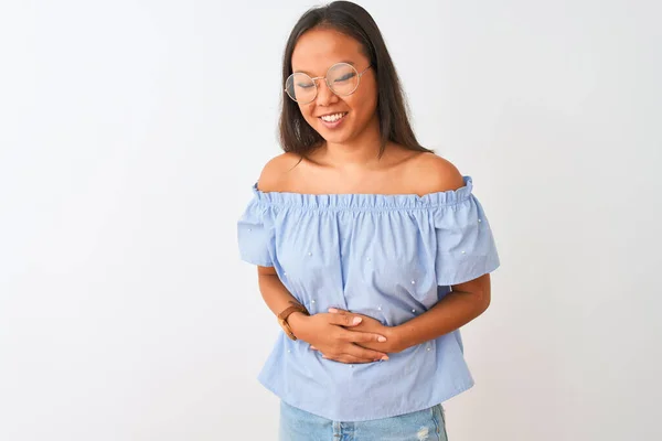 Jonge Chinese Vrouw Draagt Blauw Shirt Bril Geïsoleerde Witte Achtergrond — Stockfoto