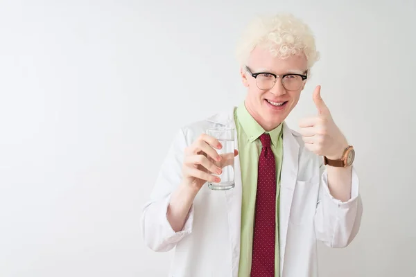 Albino Cientista Homem Usando Óculos Segurando Vidro Água Sobre Fundo — Fotografia de Stock