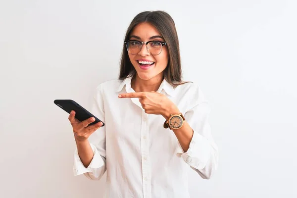 Piękna Bizneswoman Noszenia Okularów Pomocą Smartfona Odizolowanym Białym Tle Bardzo — Zdjęcie stockowe