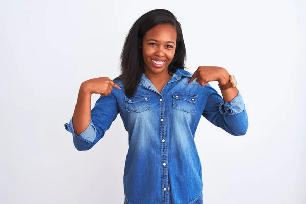 Mooi Jong Afrikaans Amerikaans Vrouw Dragen Denim Jas Geïsoleerde Achtergrond — Stockfoto