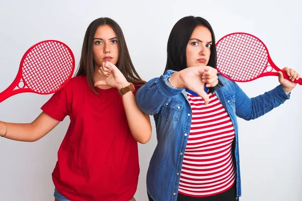 Jonge Mooie Sportvrouwen Houden Tennisracket Staande Geïsoleerde Witte Achtergrond Met — Stockfoto