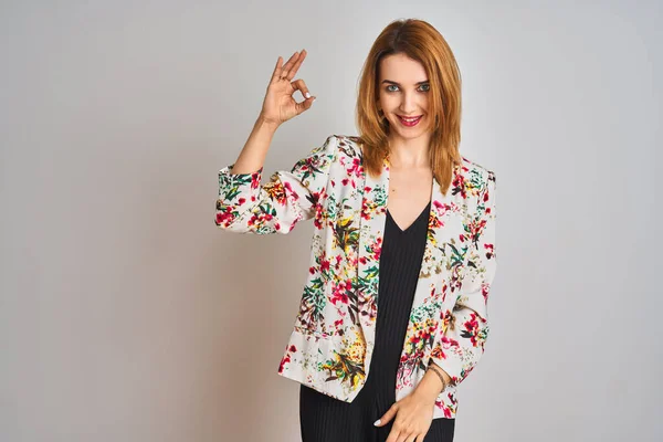 Junge Kaukasische Geschäftsfrau Frühlingshaften Floralen Sakko Vor Isoliertem Hintergrund Die — Stockfoto