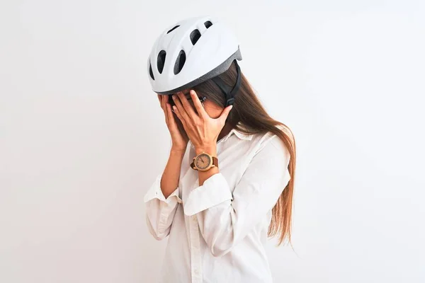 漂亮的女商人戴着眼镜和自行车头盔 披着孤立的白色背景 脸上挂着忧郁的表情 一边哭一边用手捂住脸 抑郁症的概念 — 图库照片