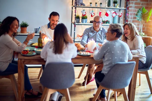 Familia Amigos Cenando Casa Celebrando Víspera Navidad Con Comida Tradicional — Foto de Stock