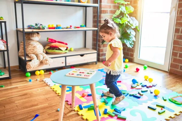 Bela Criança Brincando Com Construção Blocos Madeira Brinquedos Jardim Infância — Fotografia de Stock