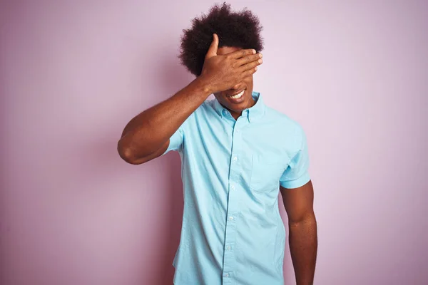 Jovem Americano Com Cabelo Afro Vestindo Camisa Azul Sobre Fundo — Fotografia de Stock