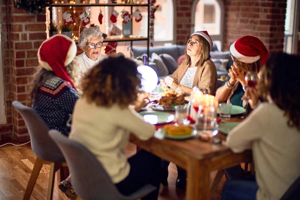 一群漂亮的女人开心而自信地微笑着 在家里吃烤火鸡庆祝圣诞节 — 图库照片