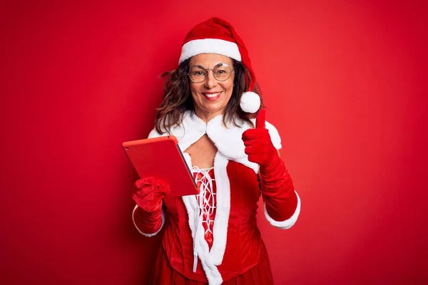 Žena Středního Věku Sobě Santa Claus Kostým Pomocí Tablet Přes — Stock fotografie