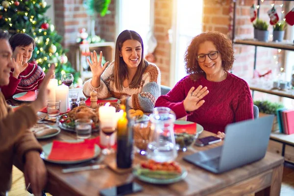 Schöne Familie Lächelt Glücklich Und Zuversichtlich Putenbraten Essen Videotelefonie Mit — Stockfoto