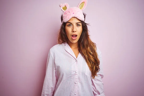 Jovem Mulher Vestindo Pijama Máscara Sono Sobre Fundo Isolado Rosa — Fotografia de Stock