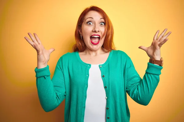 Youg Mooie Roodharige Vrouw Dragen Winter Groene Trui Geïsoleerde Gele — Stockfoto