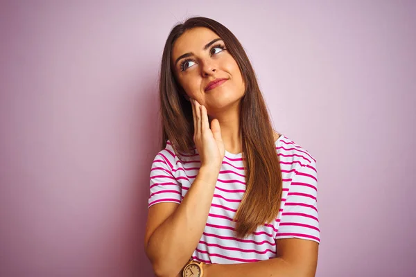 Junge Schöne Frau Gestreiftem Shirt Die Vor Isoliertem Rosa Hintergrund — Stockfoto