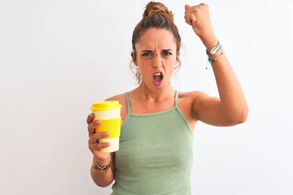 Junge Schöne Rothaarige Frau Trinkt Kaffee Zum Mitnehmen Über Isolierten — Stockfoto