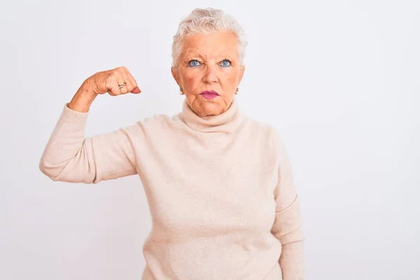 Senior Grauhaarige Frau Trägt Rollkragenpullover Steht Über Isolierten Weißen Hintergrund — Stockfoto