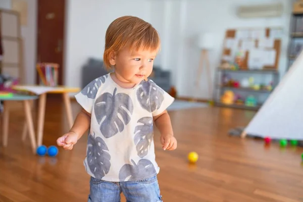 Adorable Niño Jugando Alrededor Montón Juguetes Jardín Infantes — Foto de Stock