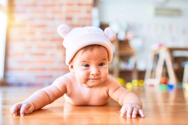 Evdeki Kanepede Uzanmış Sevimli Bir Bebek Yenidoğan Bel Şapkası Takıyor — Stok fotoğraf
