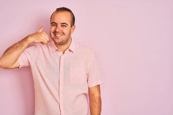 Jovem Vestindo Camisa Elegante Sobre Fundo Rosa Isolado Sorrindo Fazendo — Fotografia de Stock