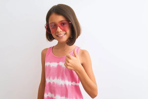 Giovane Bella Bambina Indossa Rosa Shirt Occhiali Sole Sfondo Bianco — Foto Stock