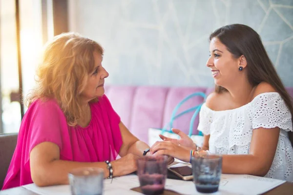 Hermosa Madre Hija Sentadas Restaurante Hablando Sonriendo — Foto de Stock