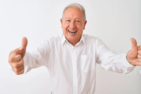 Uomo Anziano Dai Capelli Grigi Indossa Camicia Elegante Piedi Sfondo — Foto Stock