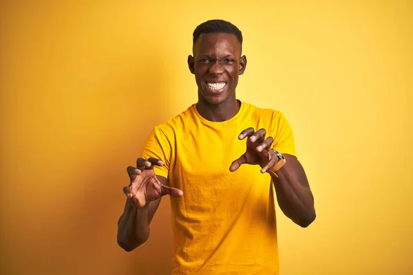 Ung Afrikansk Amerikansk Man Bär Casual Shirt Stående Över Isolerad — Stockfoto