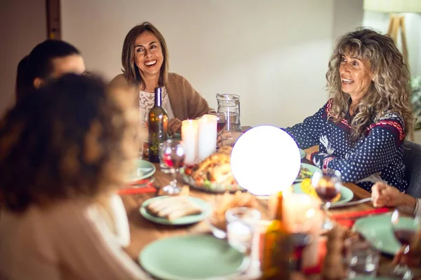 Bellissimo Gruppo Donne Sorridenti Felici Fiduciosi Mangiare Tacchino Arrosto Che — Foto Stock