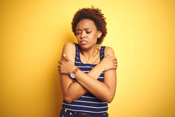 美しいアフリカ系アメリカ人女性を身に着けています夏のTシャツ上の隔離された黄色の背景揺れと寒さのための凍結悲しいと衝撃的な表現で顔 — ストック写真