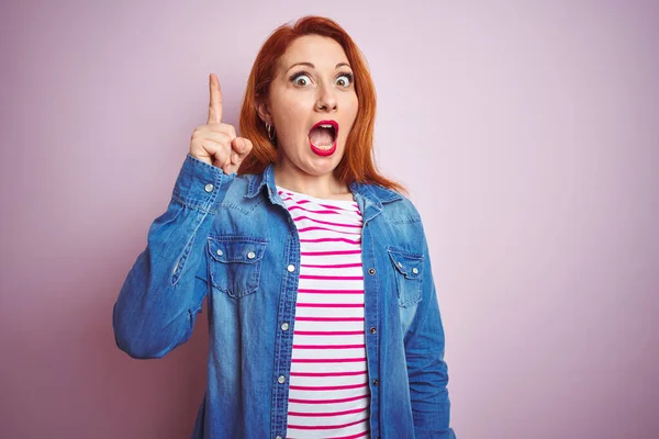 Mooie Roodharige Vrouw Draagt Denim Shirt Gestreept Shirt Geïsoleerde Roze — Stockfoto