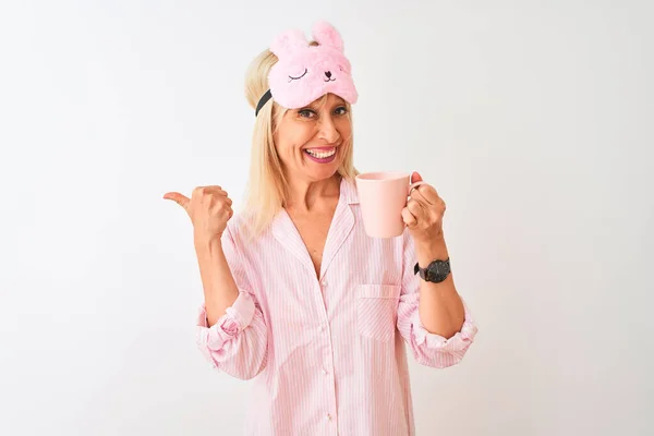 Mulher Meia Idade Usando Máscara Sono Pijama Beber Café Sobre — Fotografia de Stock