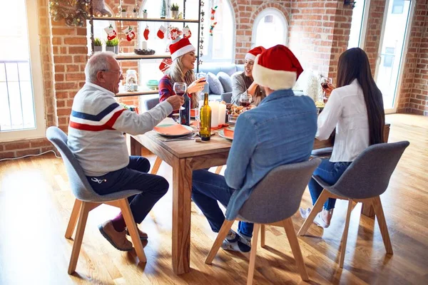 Bella Famiglia Indossa Cappello Babbo Natale Incontro Sorridente Felice Fiducioso — Foto Stock