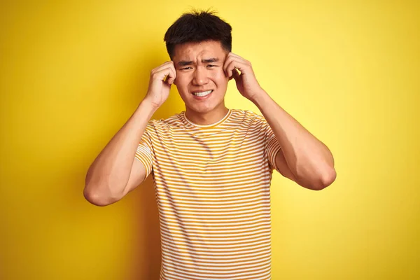 Joven Asiático Chino Hombre Vistiendo Camiseta Pie Sobre Fondo Amarillo — Foto de Stock
