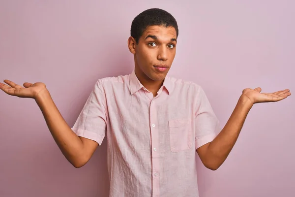 Mladý Pohledný Arabský Muž Neformální Košili Stojící Nad Osamělým Růžovým — Stock fotografie