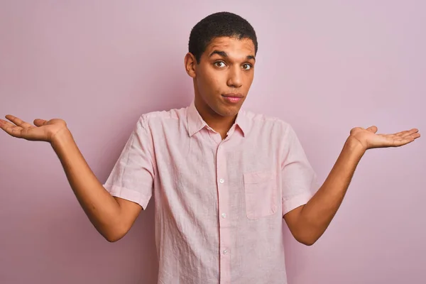 Homem Árabe Bonito Jovem Vestindo Camisa Casual Sobre Fundo Rosa — Fotografia de Stock