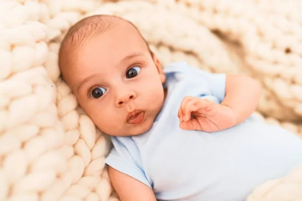 Entzückendes Baby Das Auf Einer Decke Auf Dem Sofa Hause — Stockfoto