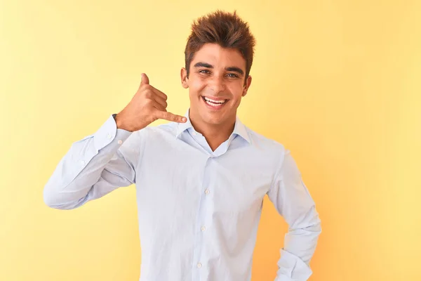 Joven Hombre Negocios Guapo Con Camisa Elegante Sobre Fondo Amarillo —  Fotos de Stock