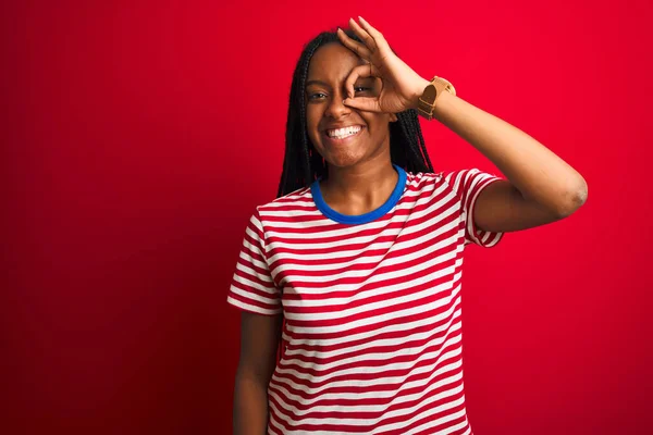 Mujer Afroamericana Joven Con Camiseta Rayas Pie Sobre Fondo Rojo —  Fotos de Stock