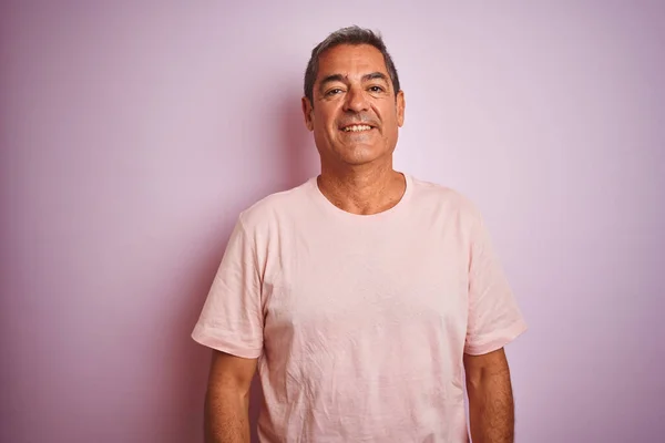 Bonito Homem Meia Idade Vestindo Camiseta Sobre Fundo Rosa Isolado — Fotografia de Stock