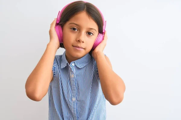 Hermosa Niña Escuchando Música Usando Auriculares Sobre Fondo Blanco Aislado —  Fotos de Stock