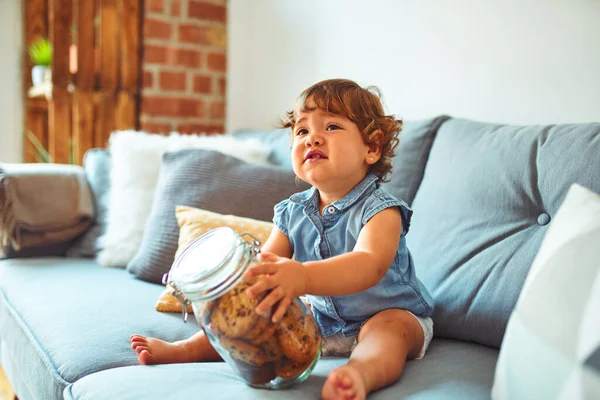 Menina Criança Bonita Segurando Frasco Biscoitos Sentados Sofá — Fotografia de Stock