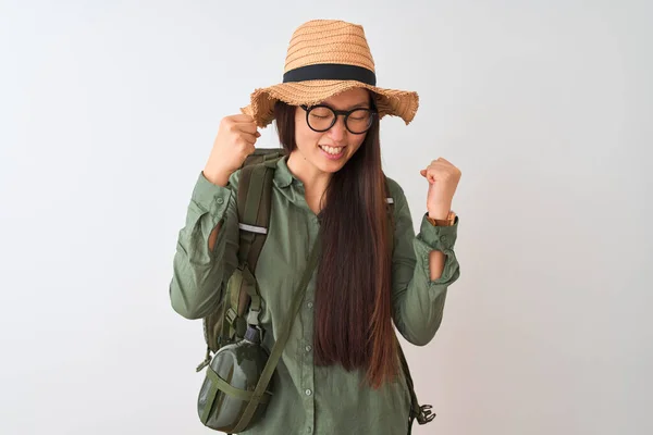 Chinesische Wanderin Mit Kantinenmütze Brillenrucksack Über Isoliertem Weißem Hintergrund Sehr — Stockfoto