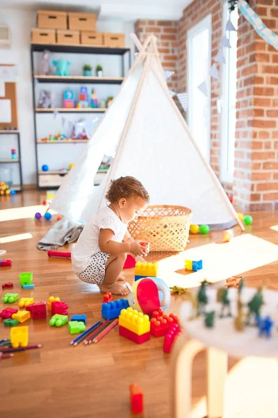 Adorabile Bambino Che Gioca Con Mattoni Intorno Sacco Giocattoli All — Foto Stock