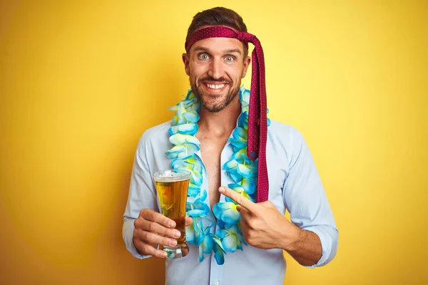 Homem Negócios Ressaca Bêbado Louco Por Ressaca Usando Gravata Cabeça — Fotografia de Stock