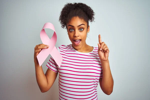 Mujer Afroamericana Joven Sosteniendo Cinta Cáncer Sobre Fondo Blanco Aislado — Foto de Stock