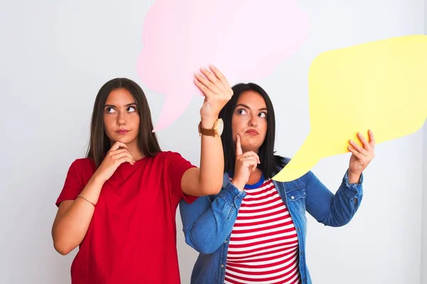 Jovens Mulheres Bonitas Segurando Bolha Fala Sobre Fundo Branco Isolado — Fotografia de Stock