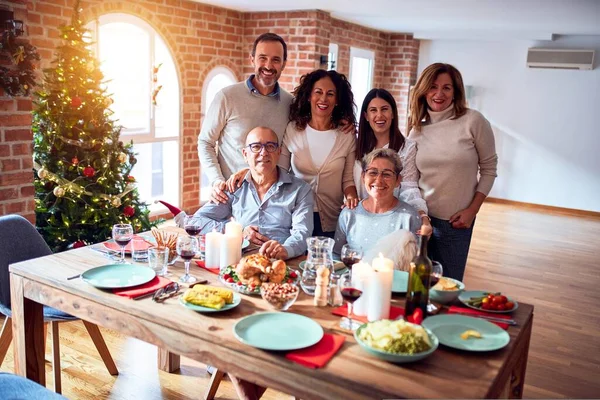 친구들은 전통적 장식으로 크리스마스 이브를 축하하며 집에서 식사를 사진을 찍는다 — 스톡 사진