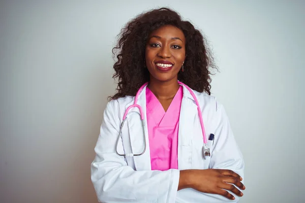 아프리카 미국인 의사가 분홍빛 청진기를 착용하고 카메라를 웃으며 얼굴을 긍정적 — 스톡 사진