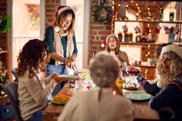 Группа Женщин Улыбается Счастливая Уверенная Вырезать Жареную Индейку Празднуя Рождество — стоковое фото