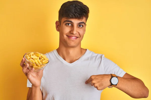 Joven Hombre Indio Sosteniendo Tazón Con Pasta Seca Pie Sobre — Foto de Stock