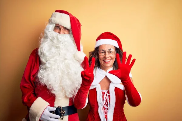 Paar Mittleren Alters Trägt Weihnachtsmann Kostüm Und Brille Über Isoliertem — Stockfoto